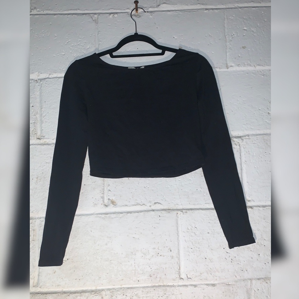 Simple Black Long Sleeved Crop Top